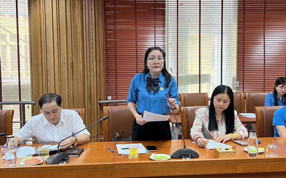 Bà Nguyễn Thị Thu Nhi – Phó Chủ tịch Liên đoàn Lao động tỉnh Nghệ An trao đổi kinh nghiệm và góp ý nội dung của Dự thảo Hướng dẫn. Ảnh: Quang Hùng