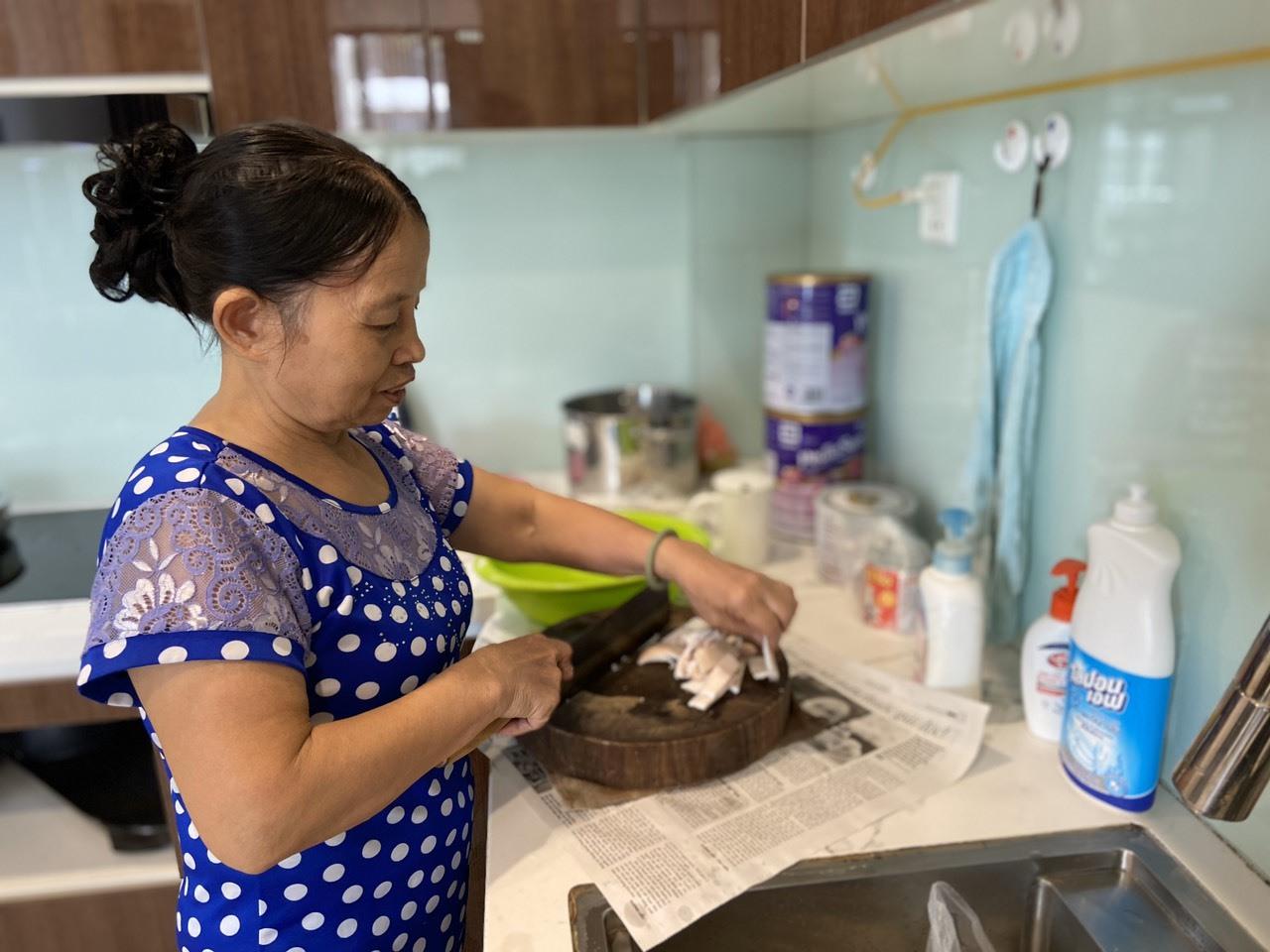 Với nhiều người già, lương hưu giúp cho họ có cuộc sống an nhàn, không phải phụ thuộc hoàn toàn vào con cái. Ảnh: Minh Hương.