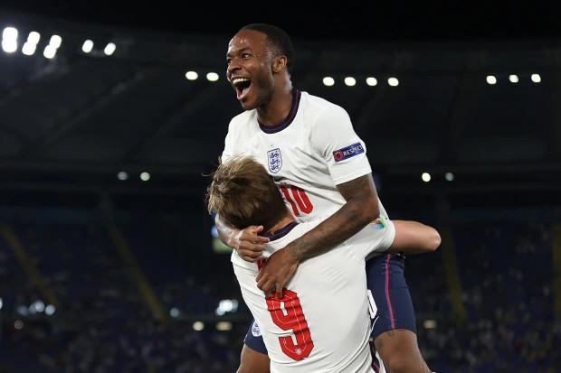 Sterling và Kane nhiều khả năng sẽ đá chính trên hàng công.  Ảnh: AFP