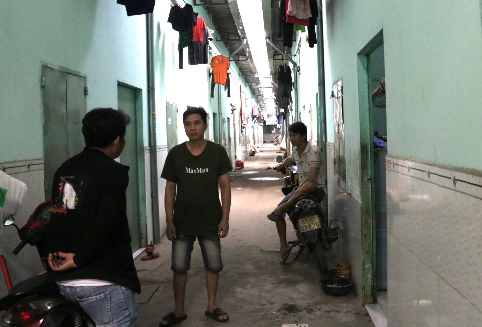 Người lao động bám trụ lại ở các nhà trọ tại Tân Uyên để tìm việc làm. Ảnh: Đình Trọng