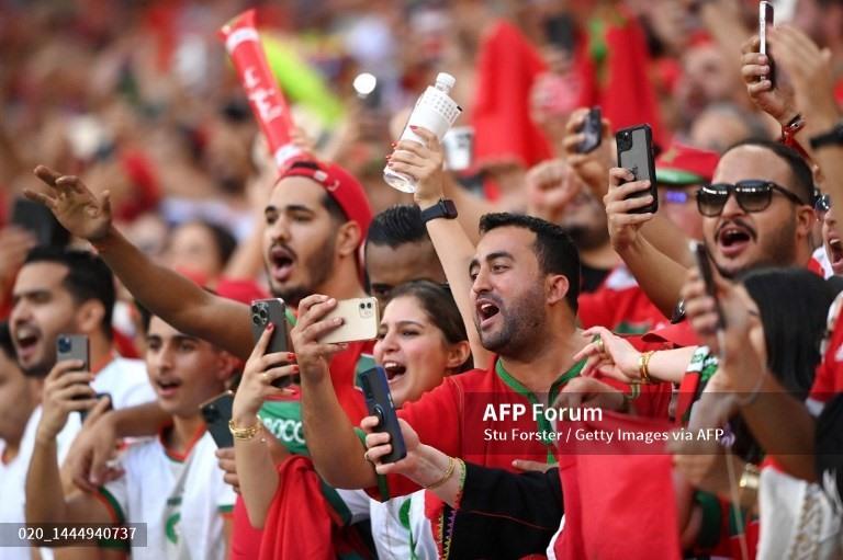 Khán giả tạo ra bầu không khí cuồng nhiệt. Ảnh: AFP