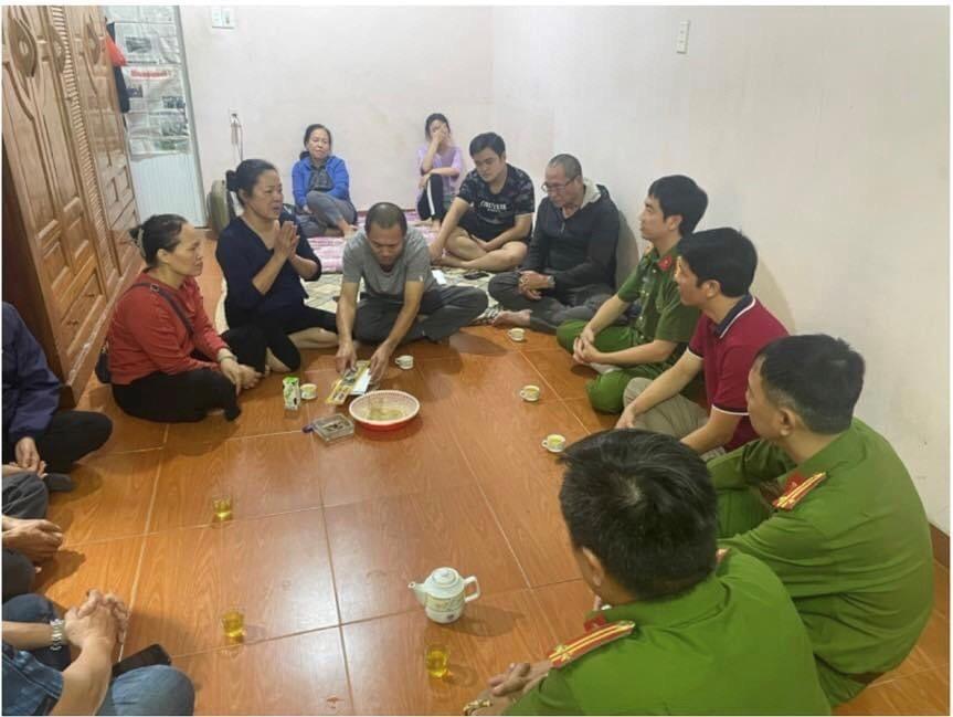 Ban chỉ huy Công an quận Tây Hồ đến thăm hỏi, động viên gia đình nạn nhân H. Ảnh: Công an Hà Nội