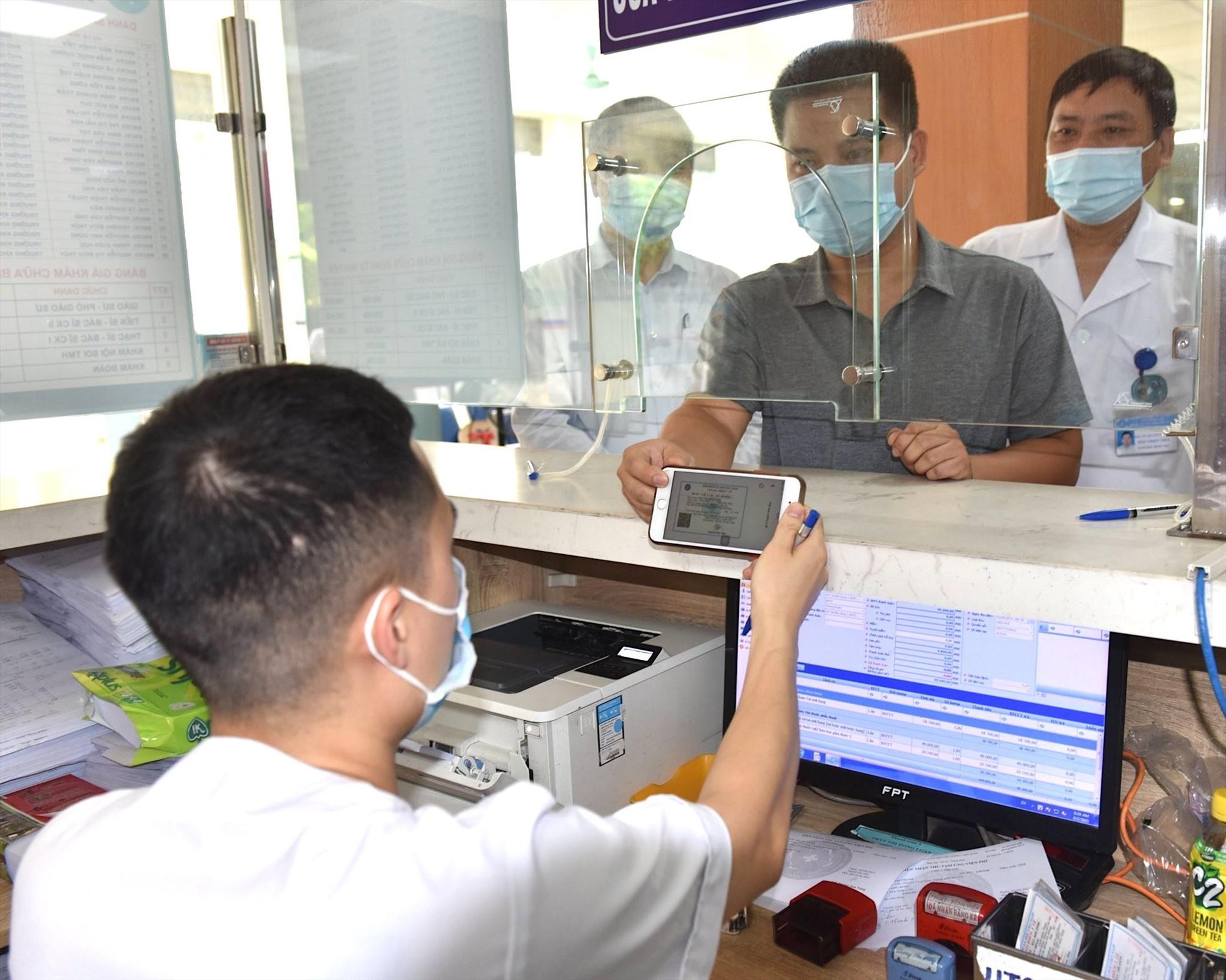 Người dân sử dụng ảnh thẻ BHYT trên ứng dụng BHXH số - VssID để đi khám chữa bệnh. Ảnh: BHXH Việt Nam