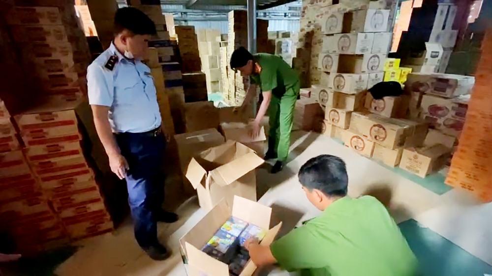 Kiểm đếm số tang vật nhang muỗi nghi giả mạo thương hiệu nổi tiếng. Ảnh: VT