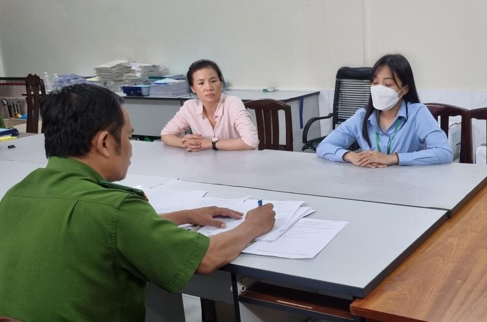 Bị cáo Hà (áo xanh) và Nhi làm việc với công an. Ảnh: Công an cung cấp.