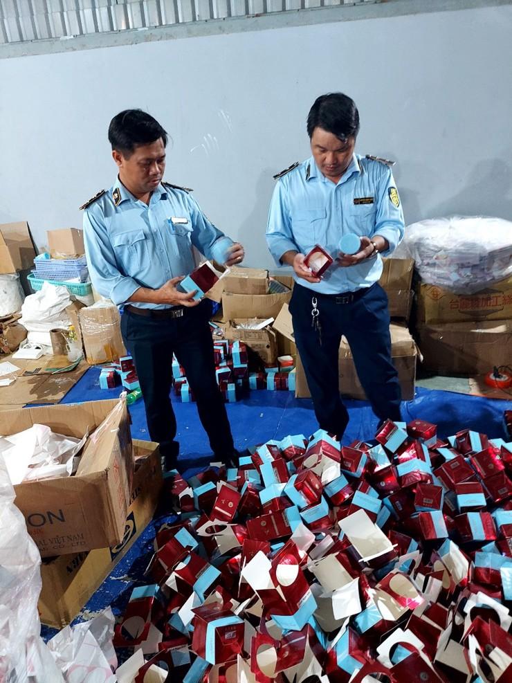 Cán bộ lực lượng Quản lý thị trường kiểm tra hàng hóa vi phạm.