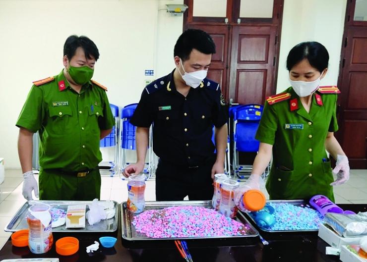 Đến ngày 15/11/2022, Hải quan TP. Hà Nội đã phát hiện, khởi tố 5 vụ, chuyển cơ quan khác khởi tố 7 vụ việc vi phạm pháp luật.