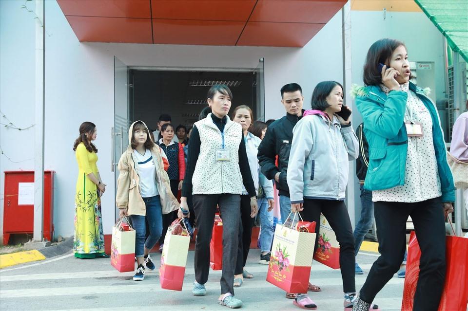 Người lao động có hoàn cảnh khó khăn nhận quà Tết từ tổ chức Công đoàn. Ảnh: Hải Nguyễn