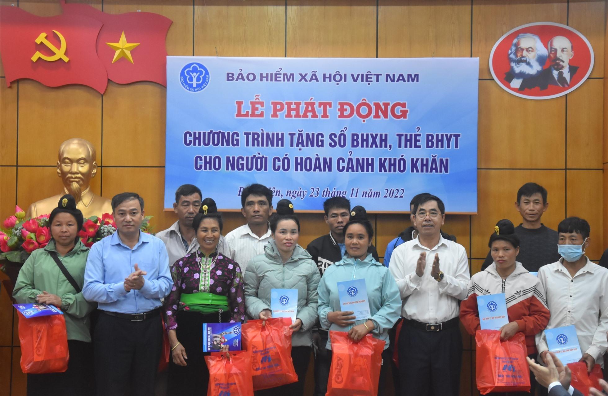 2.047 sổ BHXH và 54.620 thẻ BHYT: Được trao đến tay người dân có hoàn cảnh khó khăn