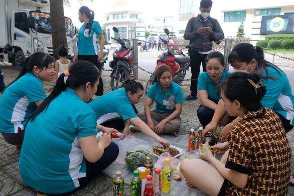 Công nhân ‘hùn’ tiền ăn chia tay ngay trên vỉa hè khi công ty cho nghỉ việc hàng loạt