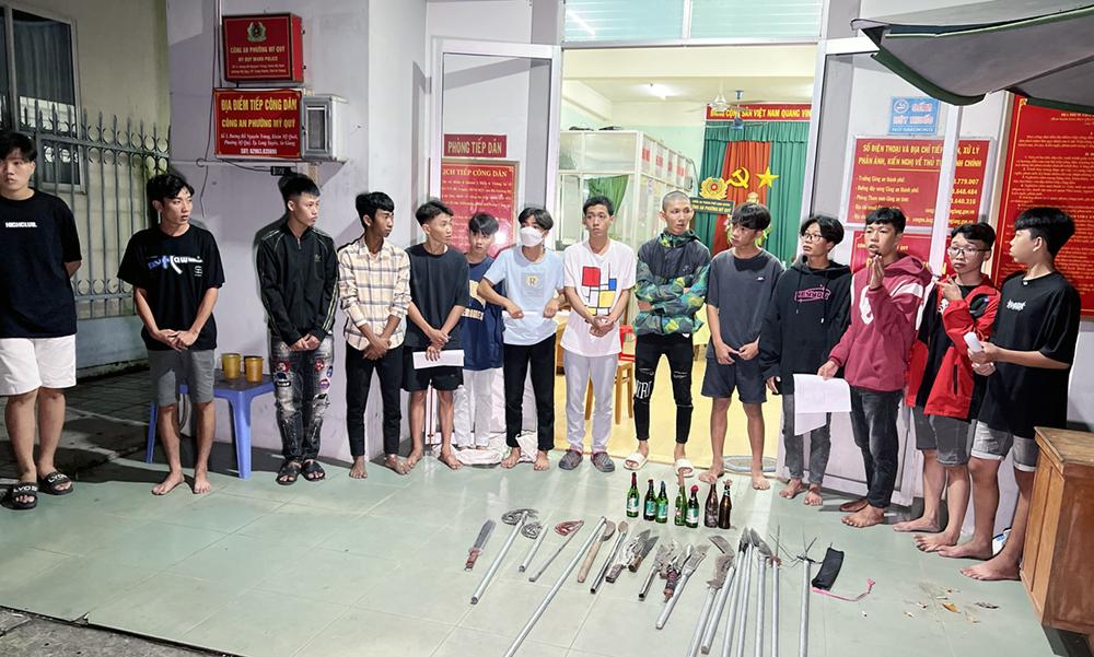 2 băng nhóm thanh thiếu niên định giải quyết mâu thuẫn bằng hung khí sau khi bị Công an phát hiện, bắt giữ. Ảnh: Vũ Tiến