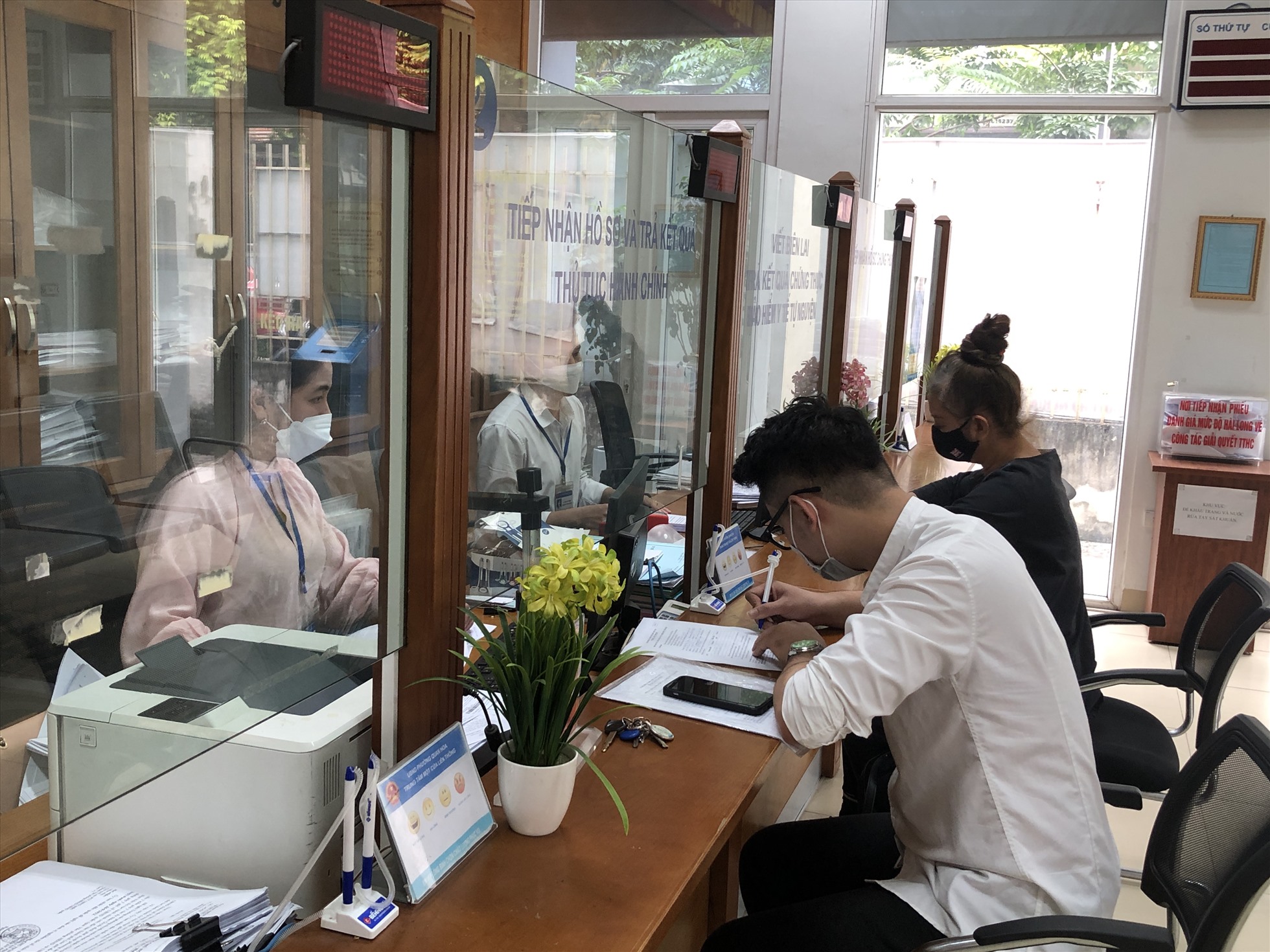 Người không cư trú tại Việt Nam không được đăng ký dự tuyển công chức. Ảnh: Bảo Hân