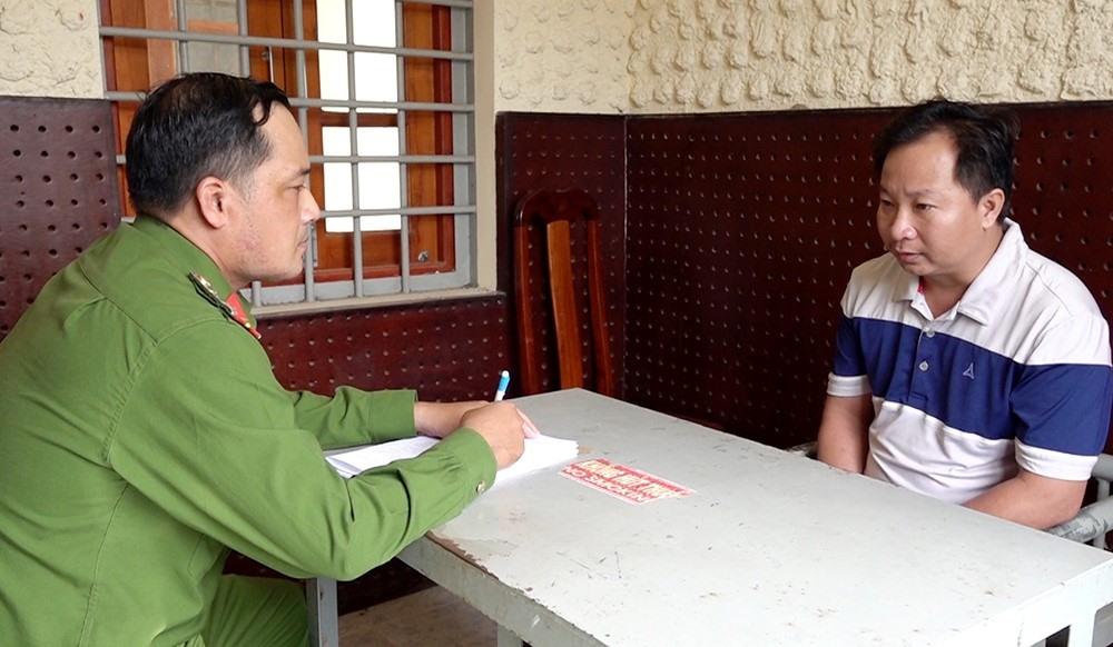 Tại cơ quan công an, Nguyễn Văn Tuấn khai nhận hành vi cướp giật. Ảnh: Vũ Tiến