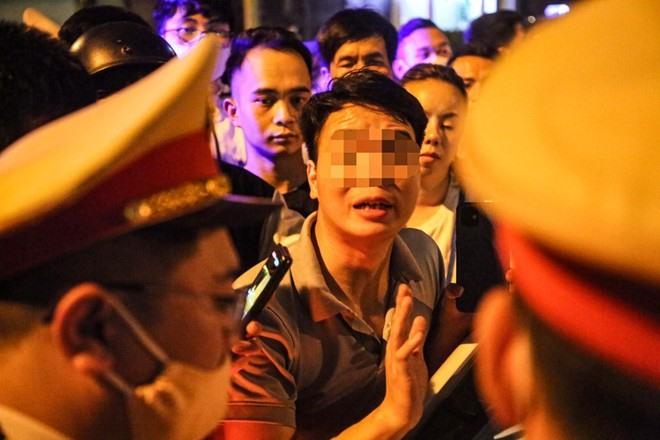 Hà Nội: Tài xế không chịu thổi nồng độ cồn, đòi xem chuyên đề của cảnh sát