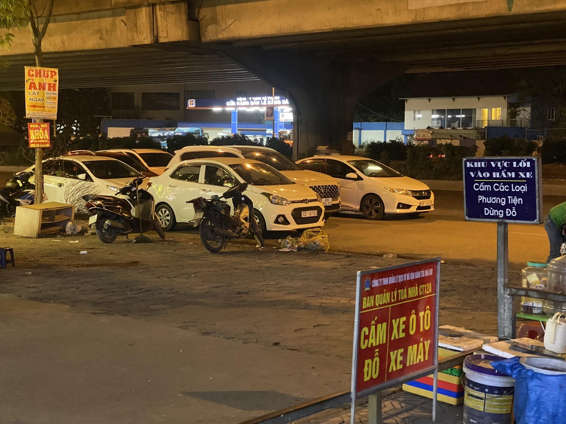 Hà Nội: Ôtô ngang nhiên đỗ thành 3 làn dưới lòng đường, bất chấp biển cấm