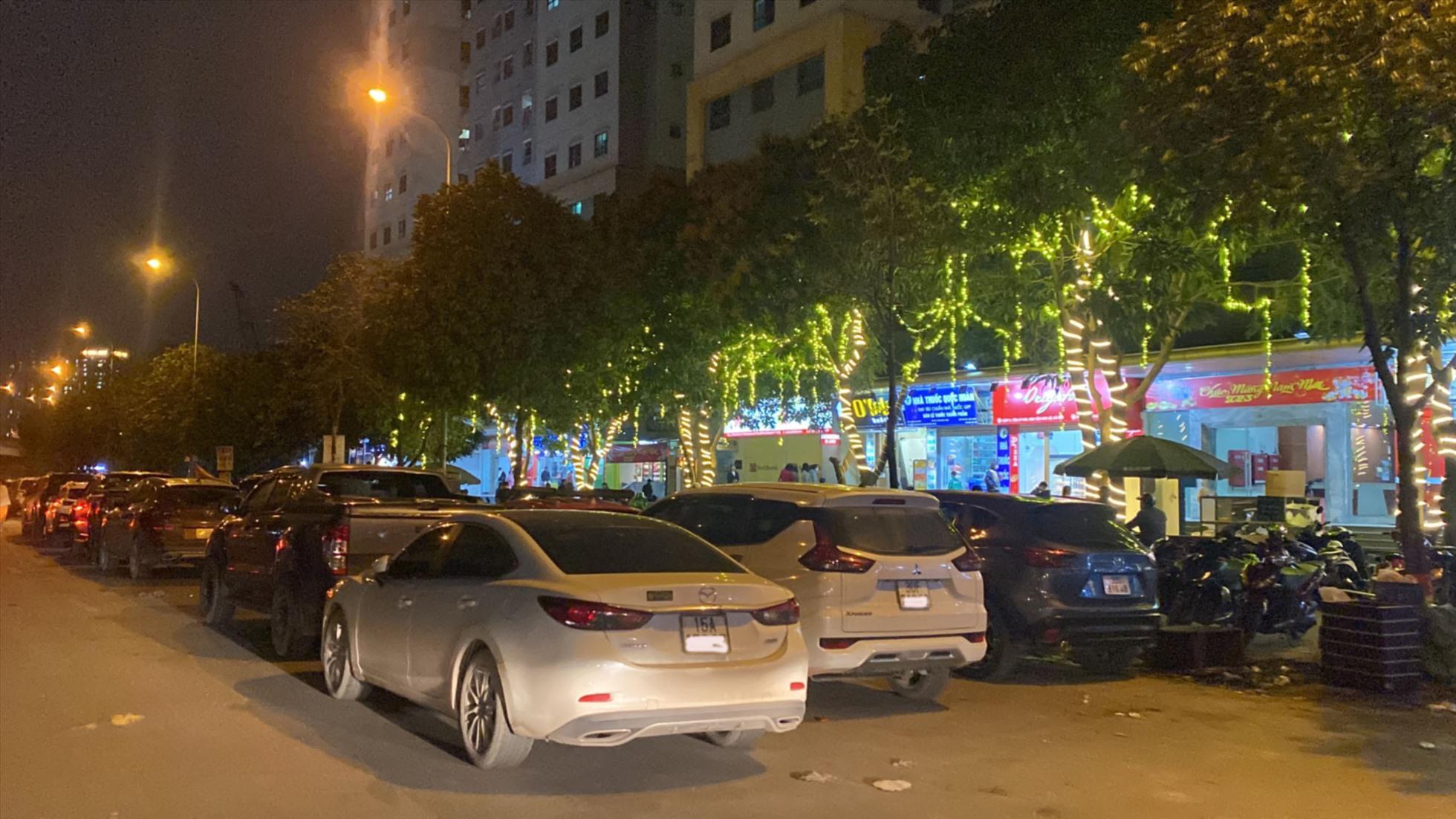 Tình trạng này thường xuyên diễn ra gây ách tắc giao thông tại khu vực này. Ảnh: Cam Ly