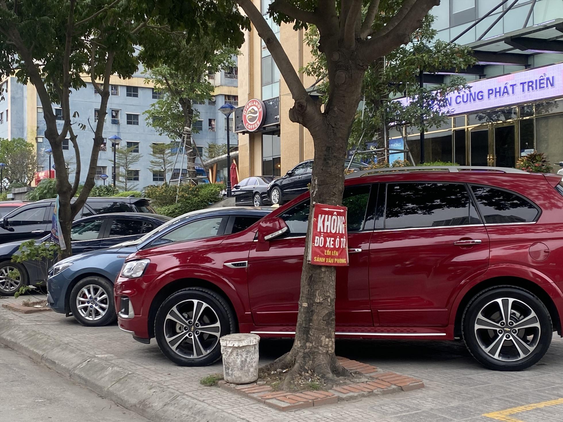 Xe ô tô dừng dỗ cả trên vỉa hè. Ảnh: Cam Ly