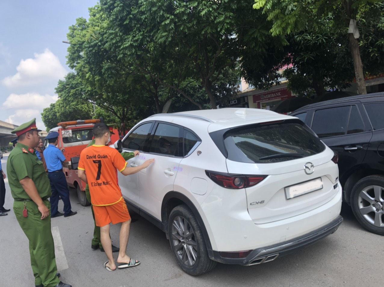 Lực lượng chức năng xử lý các phương tiện dừng đỗ sai quy định. Ảnh: Anh Thư.