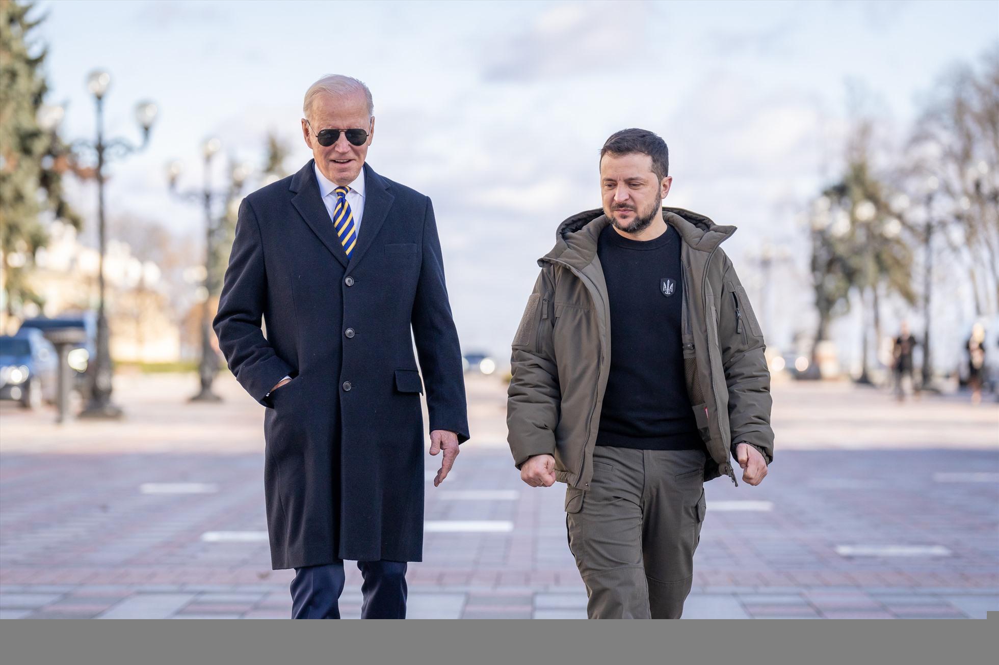 Tổng thống Joe Biden và Tổng thống Volodymyr Zelensky trên đường phố Kiev, Ukraina, ngày 20.2.2023. Ảnh: Twitter Tổng thống Biden