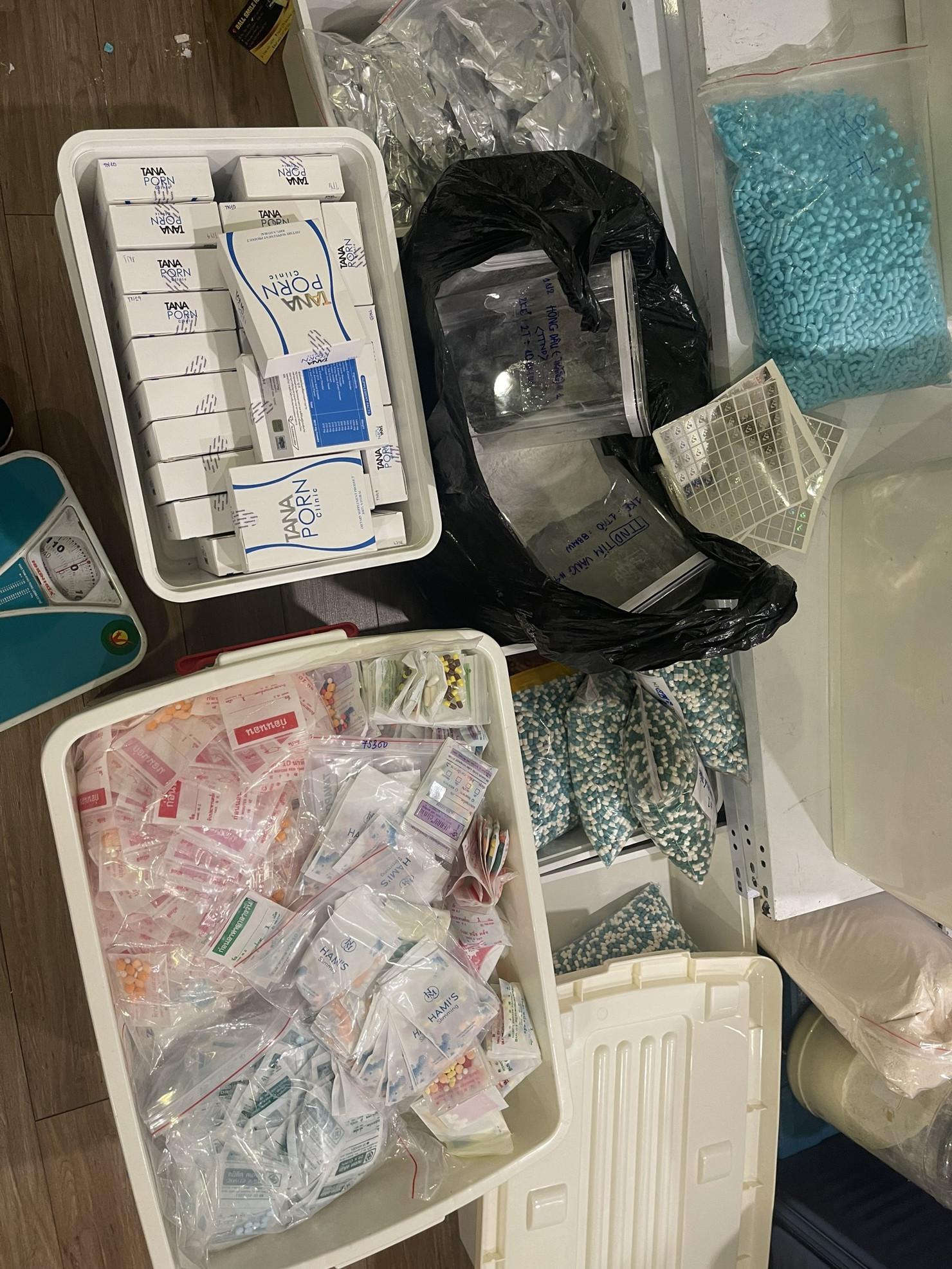 Phát hiện gần 3 tấn nguyên liệu thuốc và thực phẩm chức năng không rõ nguồn gốc trong Khu đô thị Times City - Ảnh 2