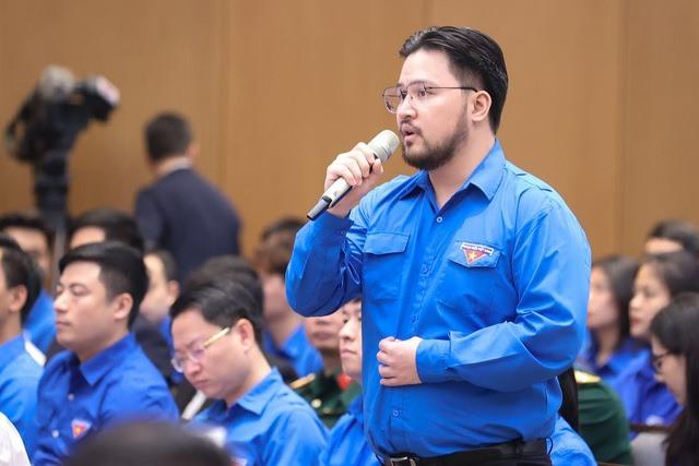 Doanh nhân trẻ Phạm Nhật Thành đặt câu hỏi. Ảnh: VGP