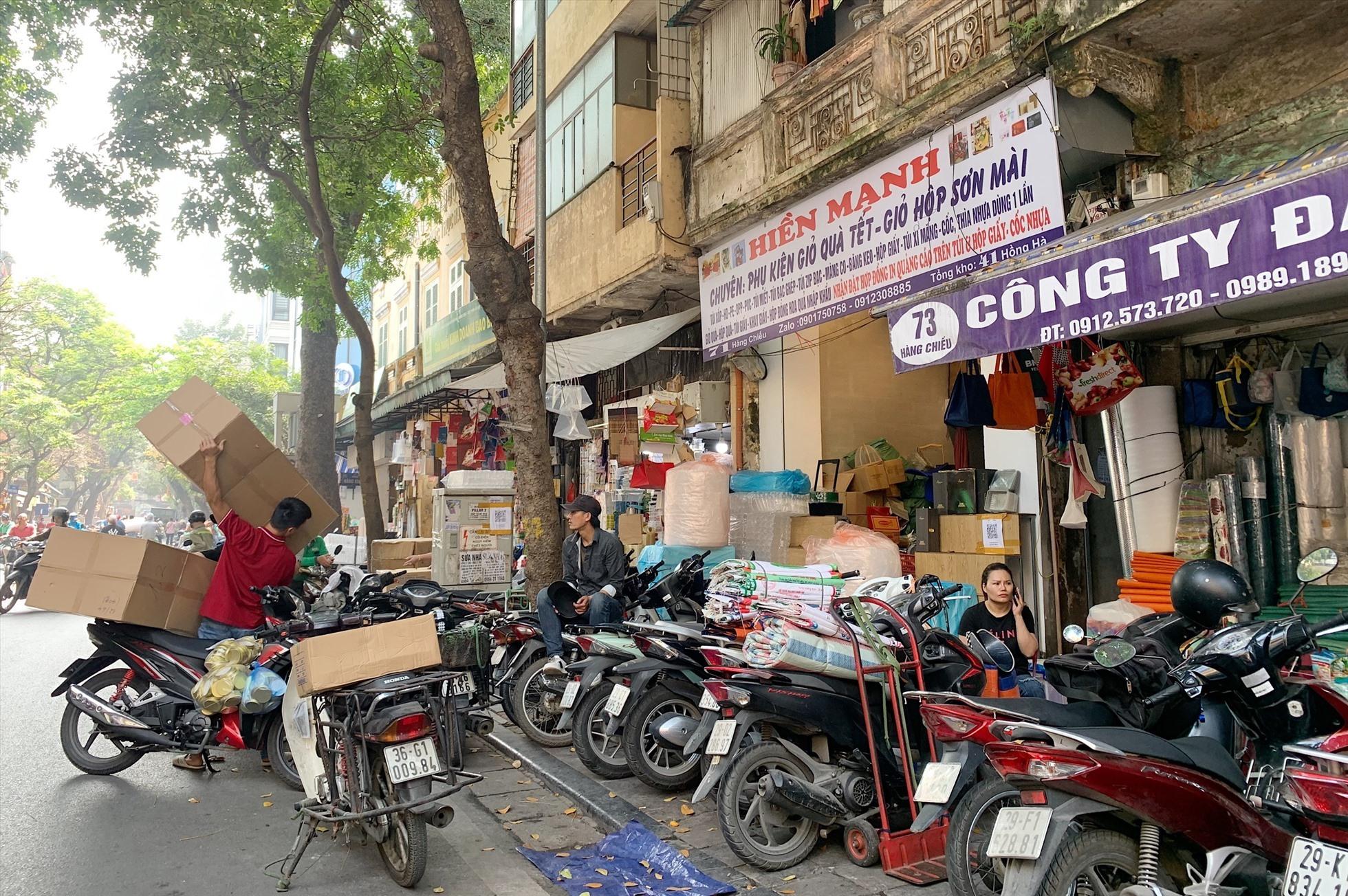 Các quận huyện ở Hà Nội bị điểm tên vì xử lý vi phạm vỉa hè thấp