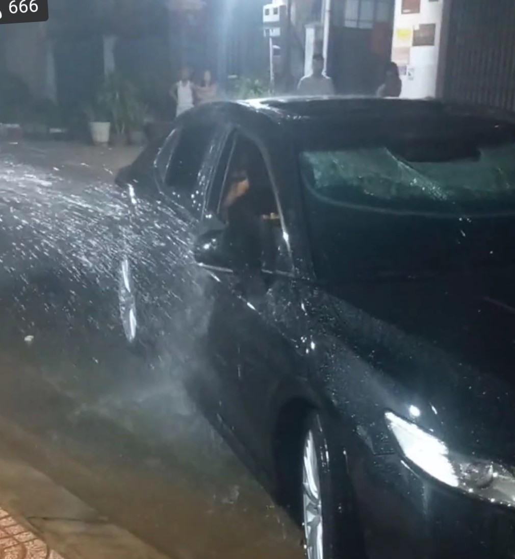 Xe ôtô bất ngờ bốc cháy giữa đường, tài xế tử vong trong xe