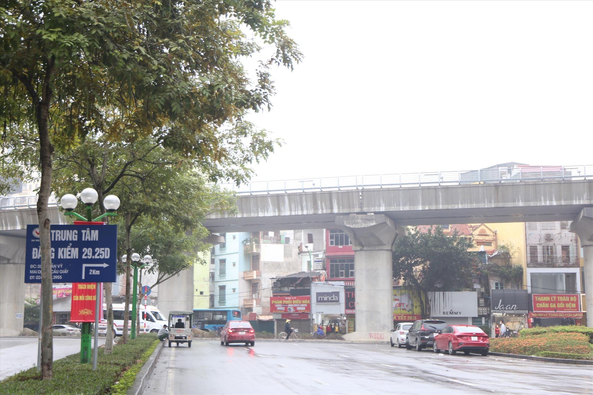 Từ nút giao Nguyễn Văn Huyên - Cầu Giấy, Vành đai 2,5 đang được giải phóng mặt bằng. Ảnh: Phạm Đông