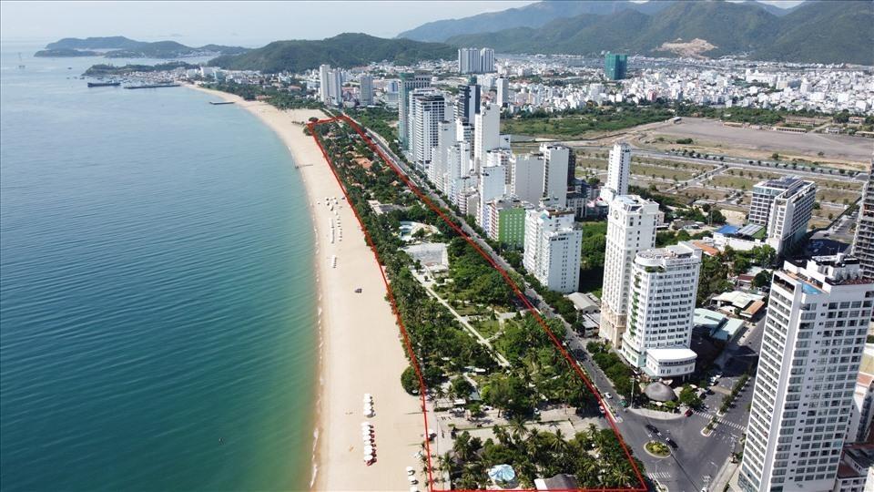 Loạt nhà nhà, công viên chắn biển ở TP Nha Trang nhìn từ trên cao. Ảnh: Hữu Long