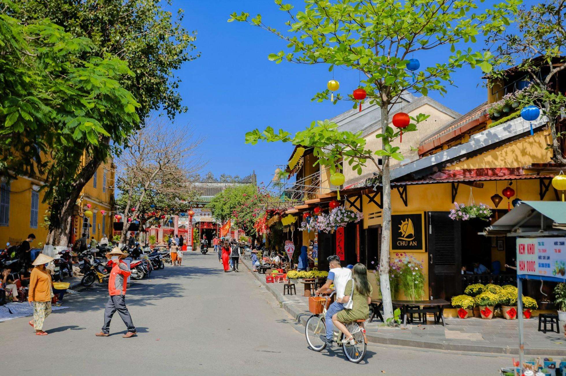 30% nguồn thu từ vé thăm quan được trích lại cho TP Hội An để quản lý, trùng tu, bảo tồn phố cổ. Ảnh Hoàng Bin