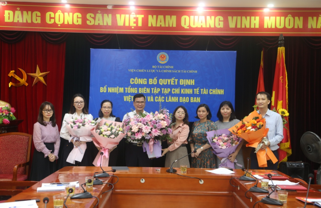 Lãnh đạo Viện và cấp ủy chụp ảnh cùng các cán bộ được bổ nhiệm.