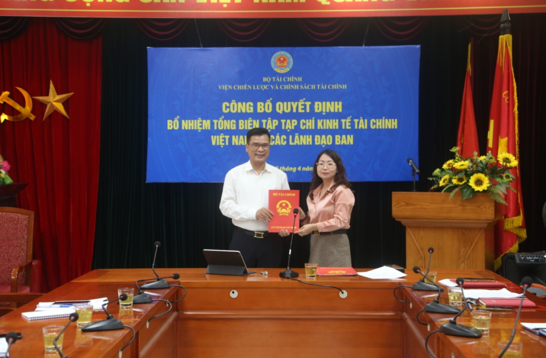 TS. Lê Thị Thùy Vân – Phó Viện trưởng - nhận quyết định kiêm nhiệm Tổng biên tập Tạp chí Kinh tế Tài chính Việt Nam.