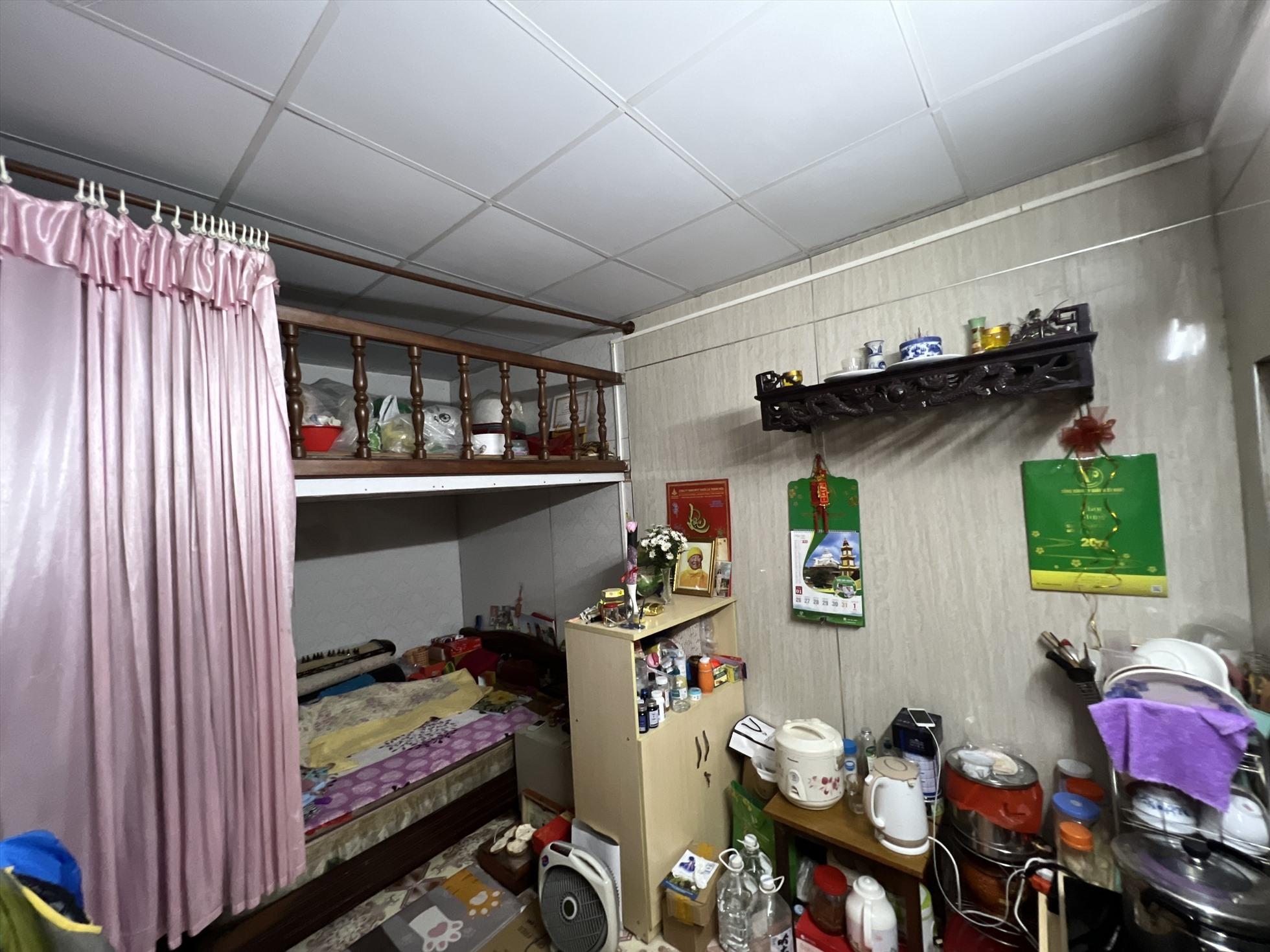 Không gian sống chật chội, ẩm thấp là tình trạng của hầu hết các hộ dân tại đây. Ảnh: Nguyễn Thúy