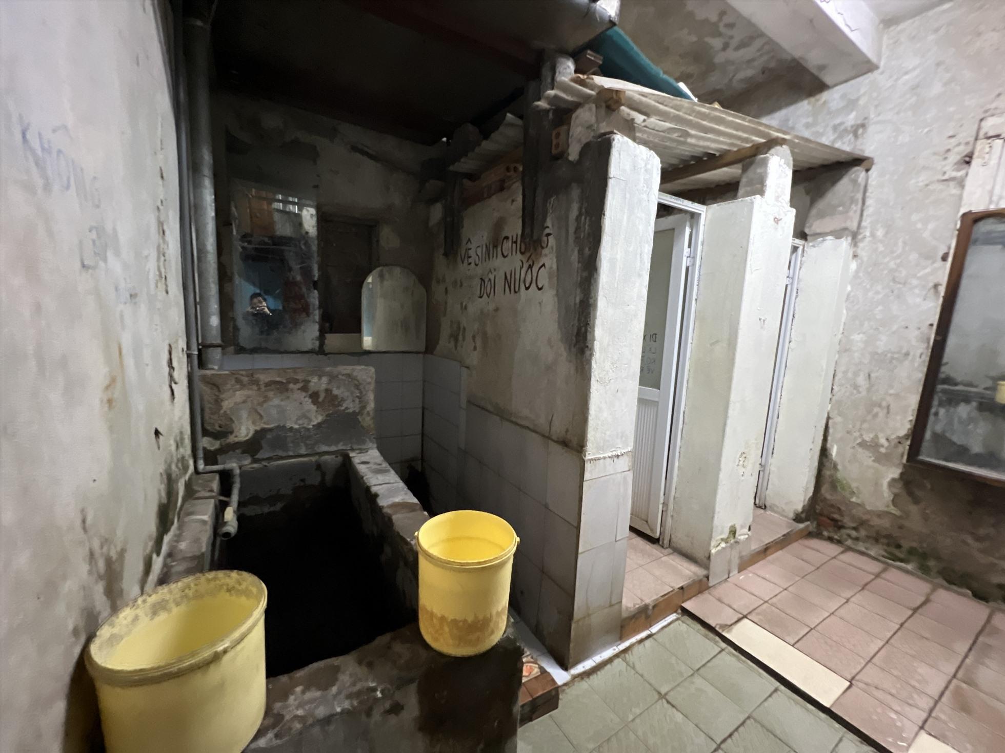 Khu vực nhà vệ sinh chung tại khu tập thể, mùi hôi thối bốc lên nồng nặc.Ảnh: Nguyễn Thúy