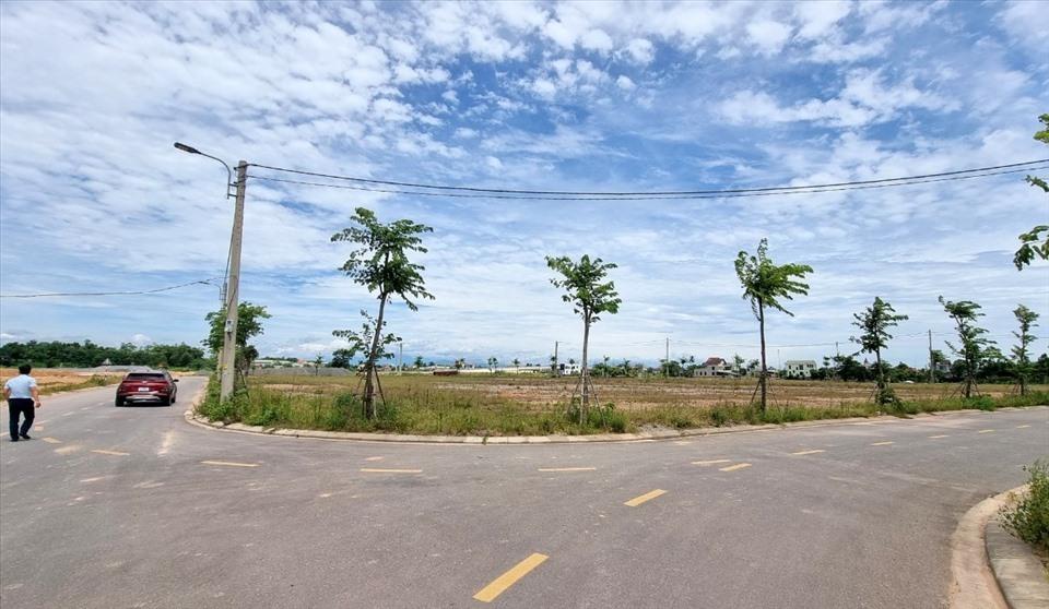 Một số lô đất tại khu dân cư ở thành phố Đông Hà được đấu giá cao hơn gấp đôi so với giá khởi điểm, sau đó khách hàng lại bỏ cọc và ế khách ở 2 lần đấu tiếp theo. Ảnh: Hưng Thơ
