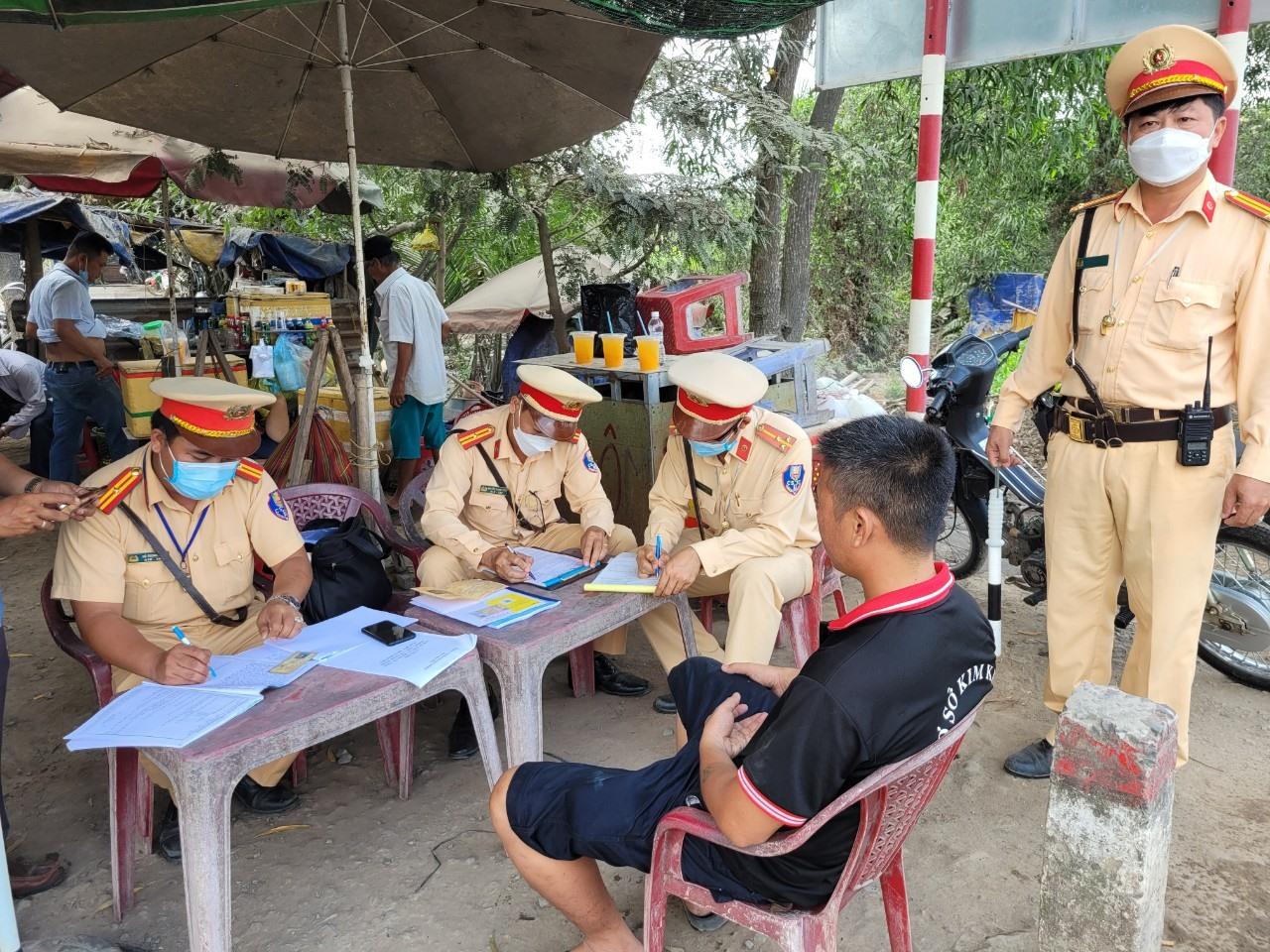 Vụ khổ sở vì bụi ở Long An: Xử phạt 2 đơn vị và hơn 30 xe tải vi phạm