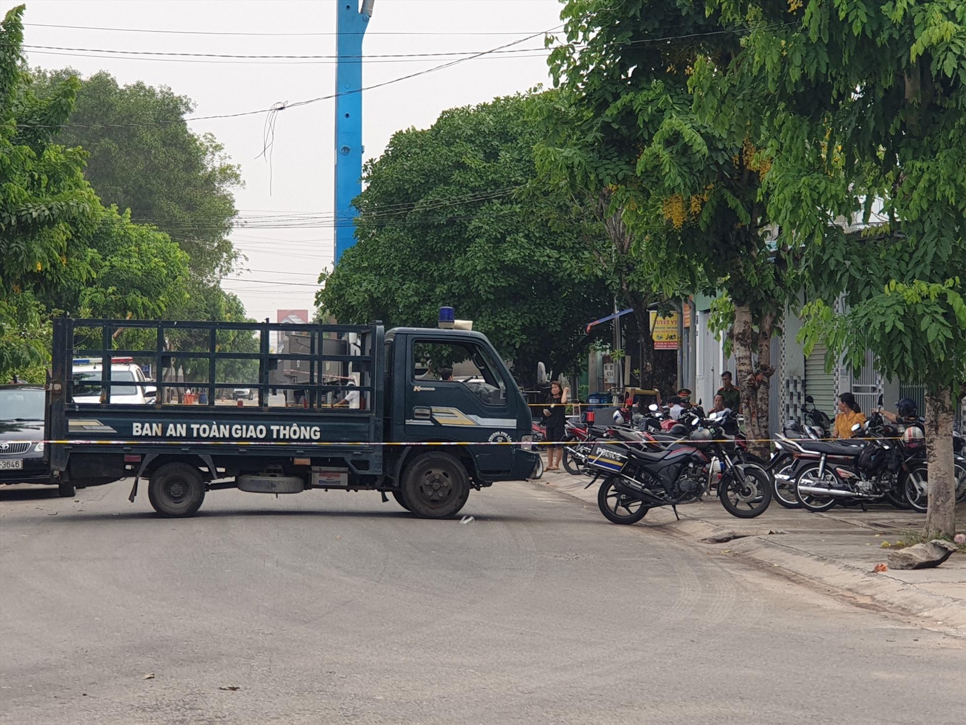 Lực lượng chức năng đang thực hiện khám nghiệm hiện trường. Ảnh: Đình Trọng