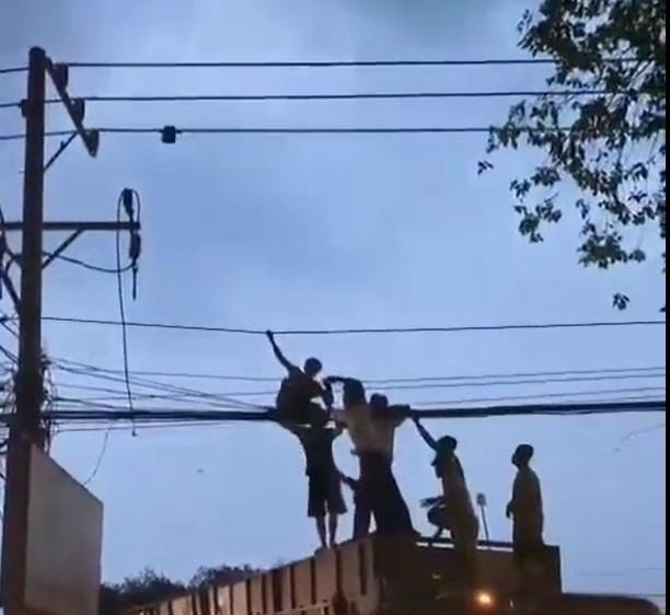 Người phụ nữ được giải cứu an toàn. Ảnh: Bạn đọc cung cấp