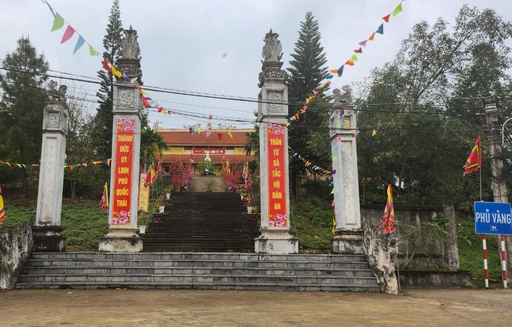 Thủ nhang Phủ Vàng (ở huyện Hoằng Hóa, Thanh Hóa) vừa bị bắt quả tang về hành vi “Đánh bạc“. Ảnh: Minh Hoàng