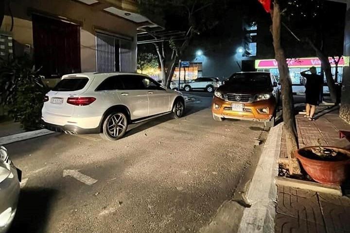 Người dân ngao ngán vì tình trạng đậu xe thiếu ý thức, làm tắc nghẽn giao thông của nhiều chủ phương tiện. Ảnh: Ngọc Diễm