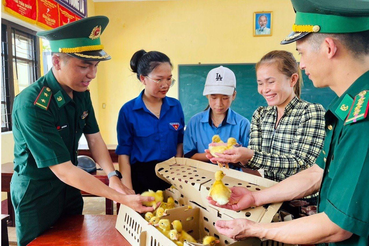 Bộ đội Biên phòng tặng mô hình sinh kế cho người dân biên giới