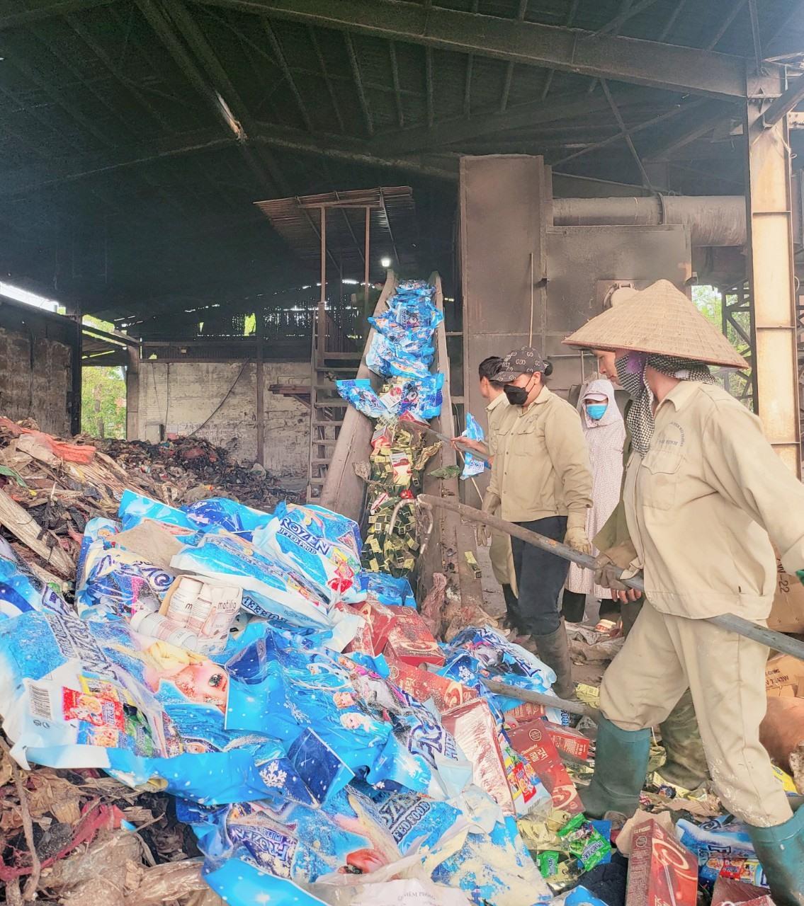 Quy trình tiêu hủy sản phẩm. Ảnh: Cục QLTT Nam Định