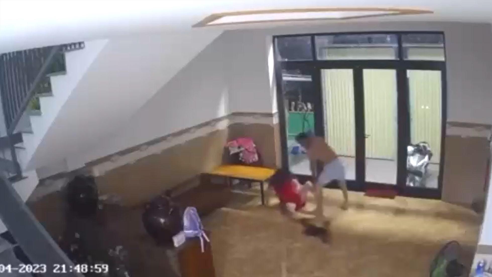 Người chồng túm tóc, đấm đá người vợ dã man. Ảnh: Cắt từ clip