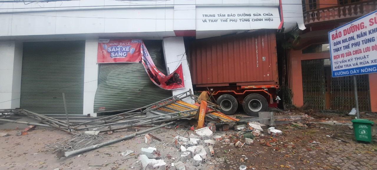 Hải Phòng: Xe container phi lên vỉa hè, lao thẳng vào cửa hàng xe máy
