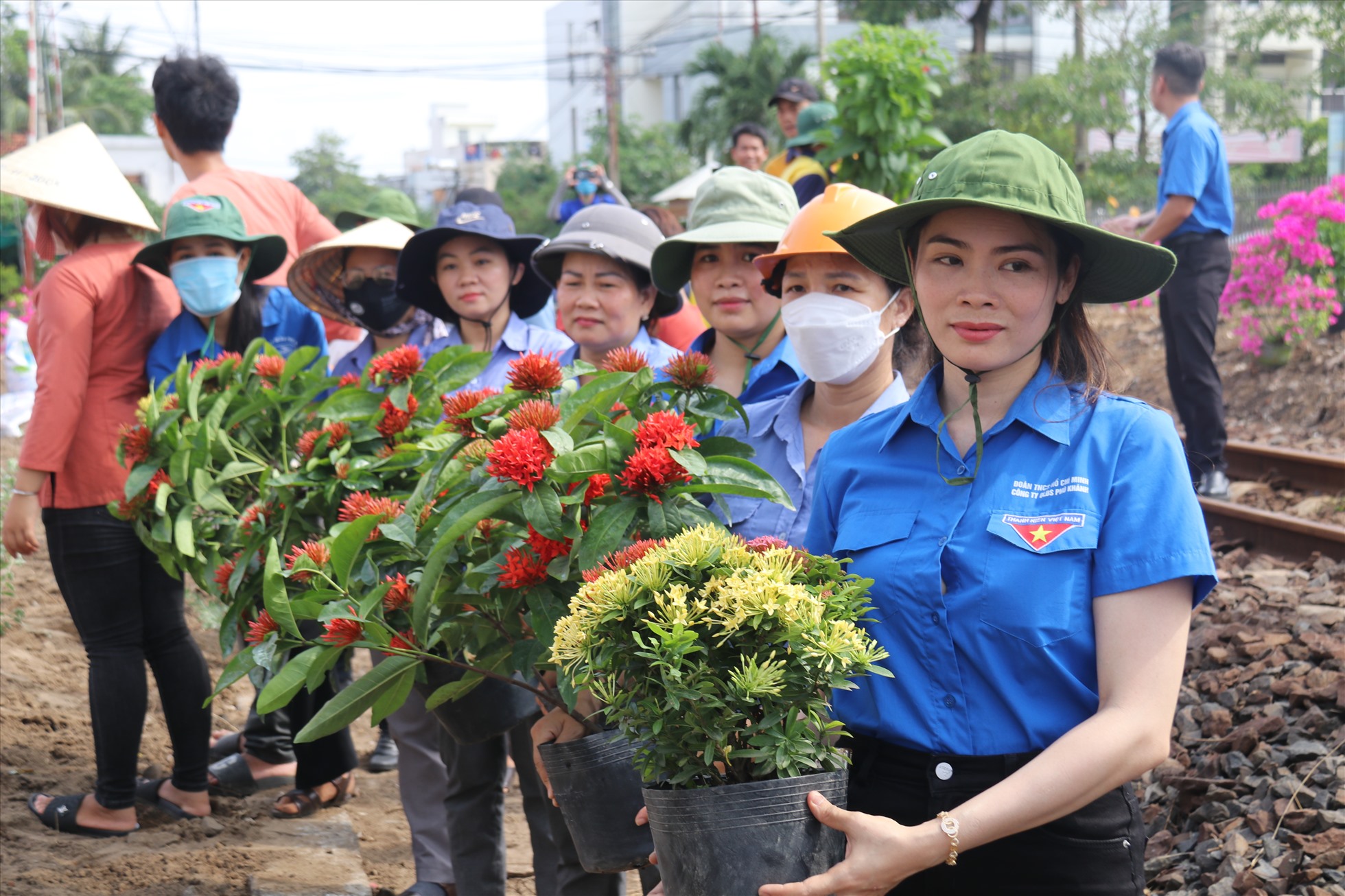 Mỗi cán bộ đoàn viên đường sắt Phú Khánh lan tỏa hành động trông hoa, làm đẹp môi trường xung quanh, tạo thêm sự thân thiện về hình ảnh của đường sắt và của địa phương trong con mắt khách du lịch trong nước và quốc tế. Ảnh: Phương Linh