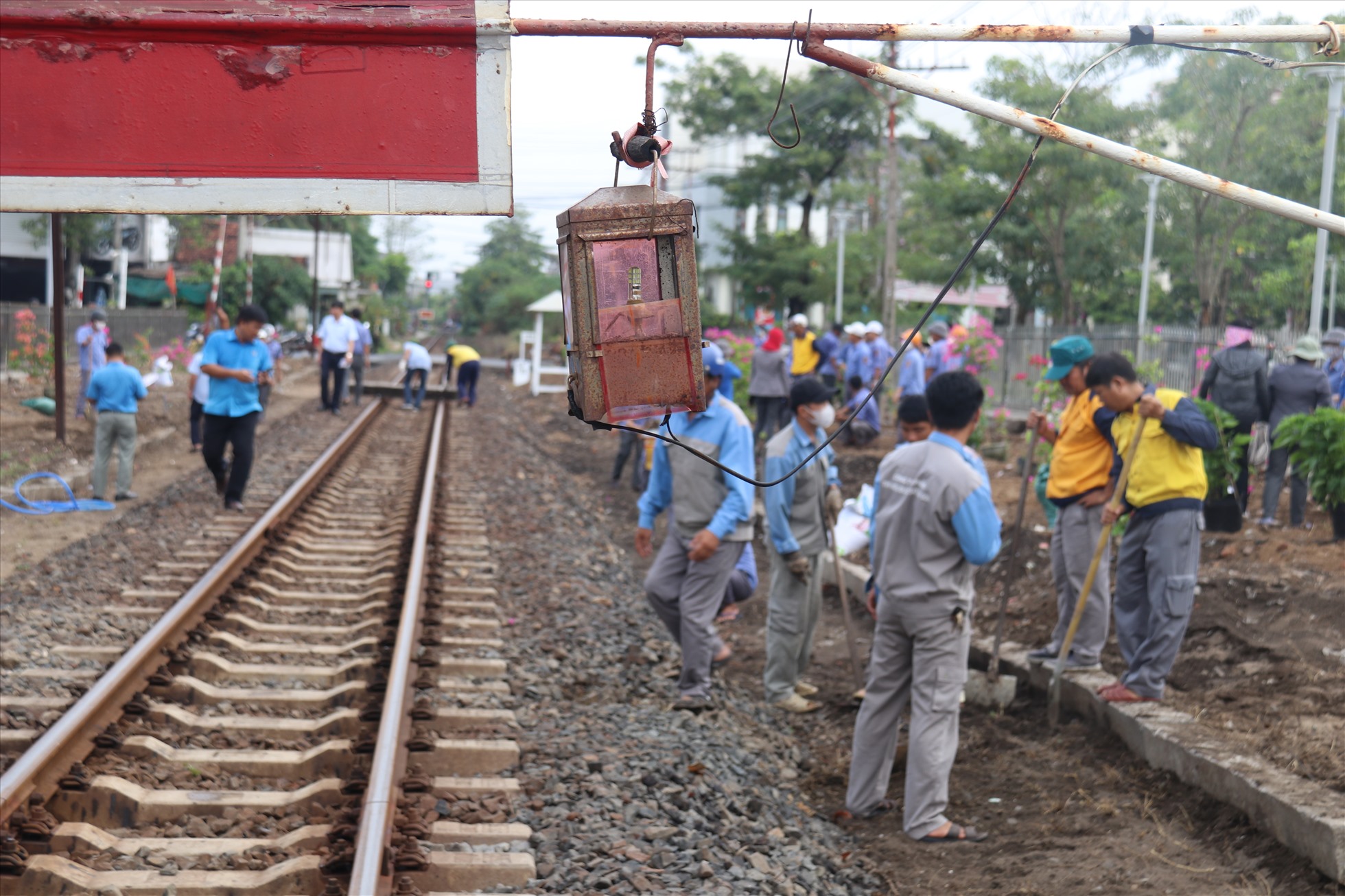 Chính thức phát động ra quân phong trào “Đường tàu - Đường hoa” tại thành phố Tuy Hòa, Phú Yên. Ảnh: Phương Linh