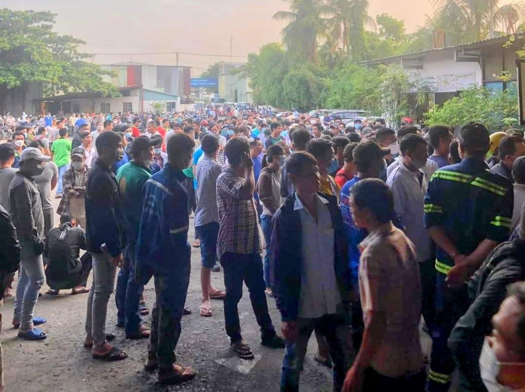 Khung cảnh vào buổi sáng ngày 25.4 tại Trung tâm đăng kiểm 50-05V (quận 12, TP Hồ Chí Minh) do người dân xếp hàng chụp lại trong lúc xếp hàng chờ lấy phiếu hẹn. Ảnh: Người dân cung cấp.