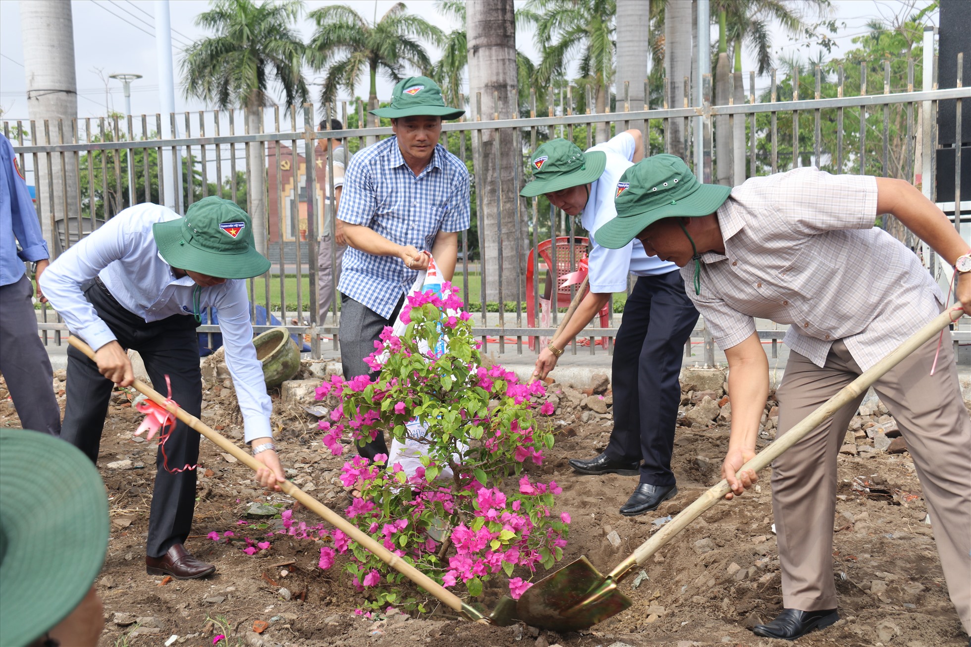 Lãnh đạo thành phố Tuy Hoa, Công ty Đường sắt Phú Khánh cùng các đơn vị chung tay trồng hoa làm đẹp cung đường sắt đoạn qua thành phố. Ảnh: Phương Linh