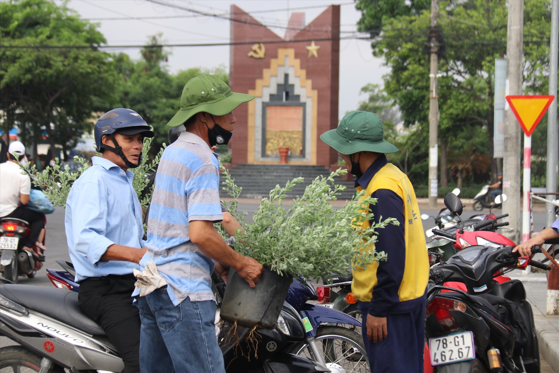 Mỗi cán bộ đoàn viên đường sắt Phú Khánh lan tỏa hành động trông hoa, làm đẹp môi trường xung quanh, tạo thêm sự thân thiện về hình ảnh của đường sắt và của địa phương trong con mắt khách du lịch trong nước và quốc tế. Ảnh: Phương Linh