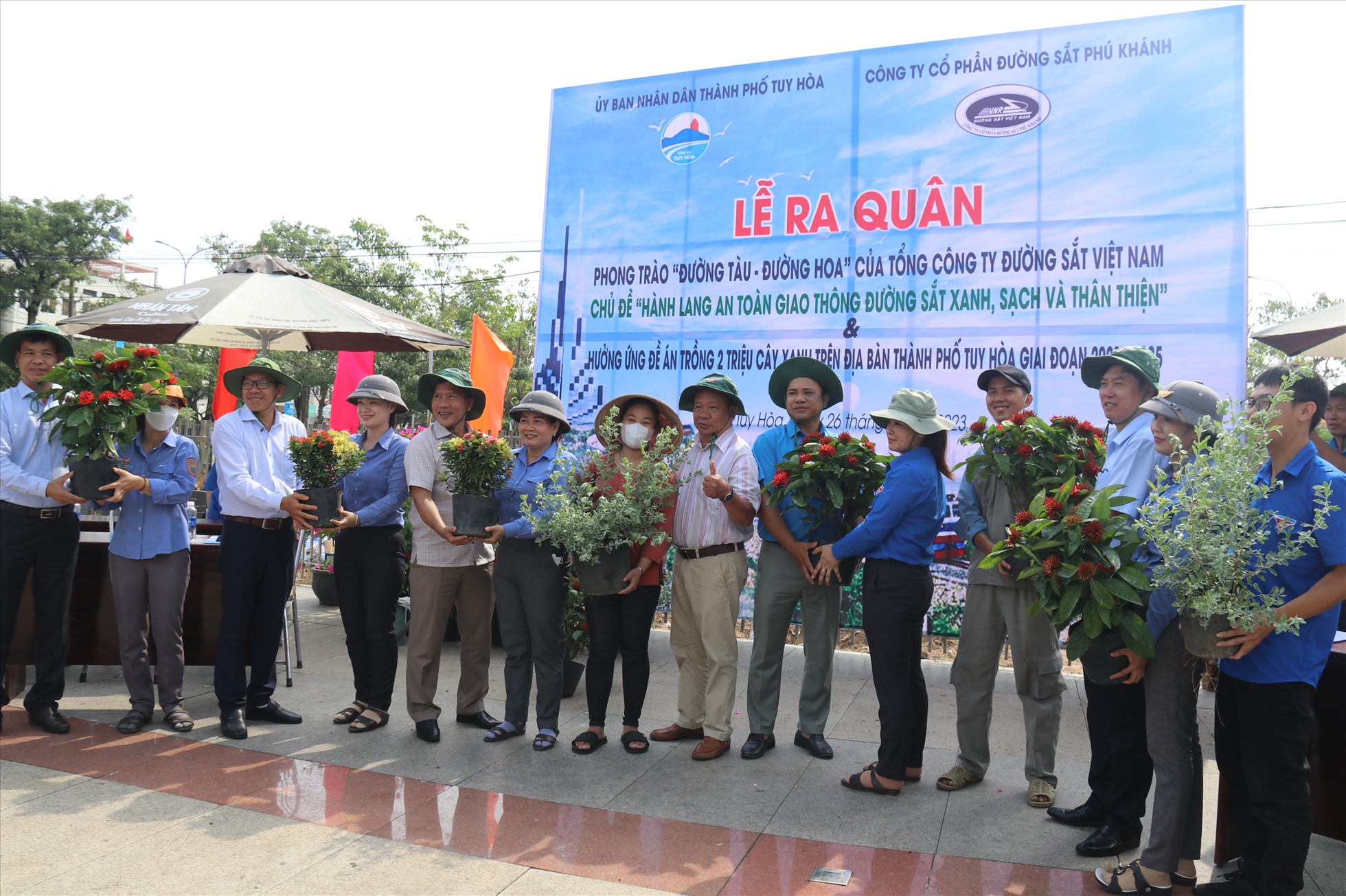 Để có được thành công của phong trào “Đường tàu-Đường hoa” còn là sự chung tay hưởng ứng của các tầng lớp nhân dân, nhất là những người dân sống dọc hai bên đường sắt. Ảnh: Phương Linh
